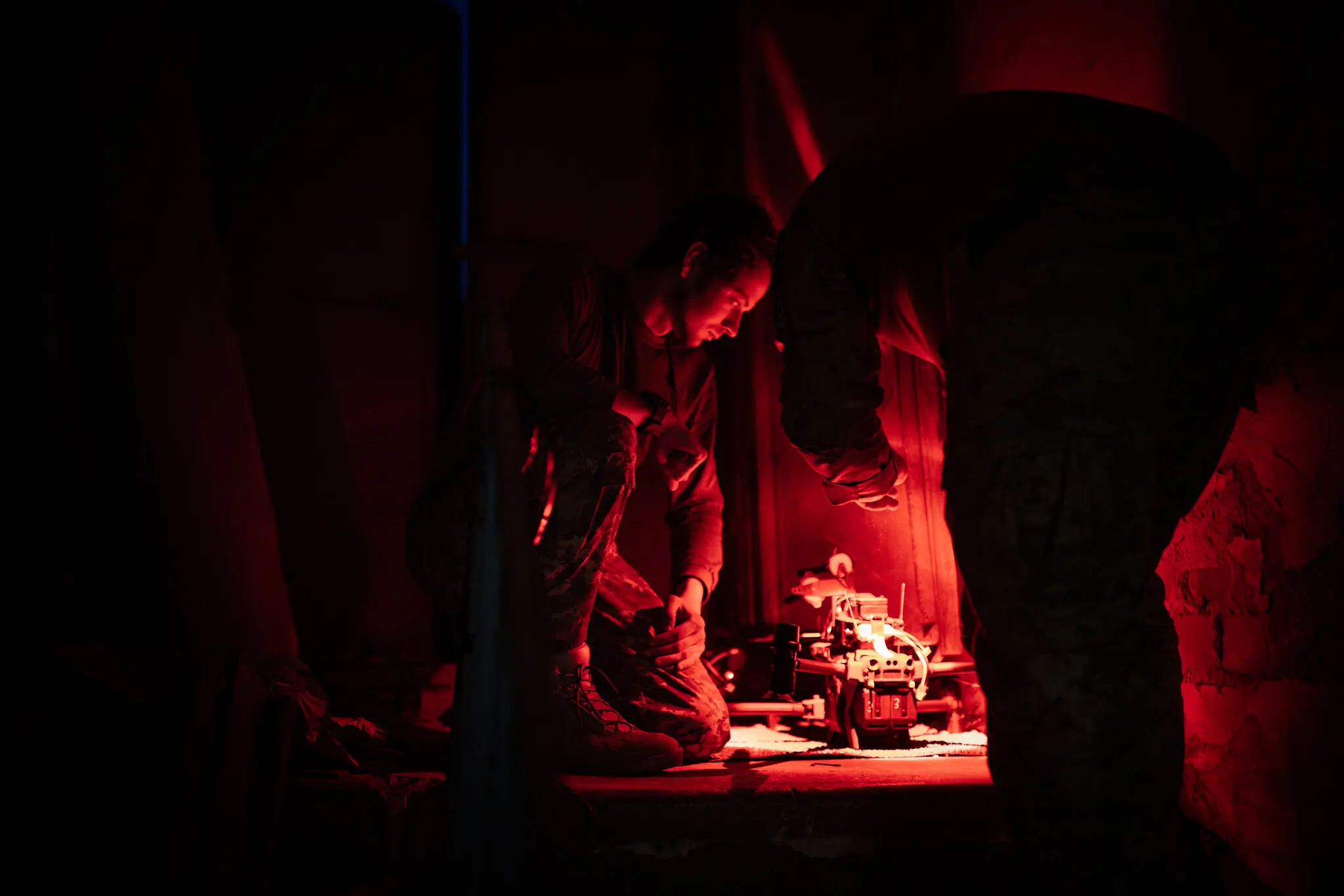 Військовослужбовці 32-ї окремої механізованої бригади готують озброєний безпілотник.